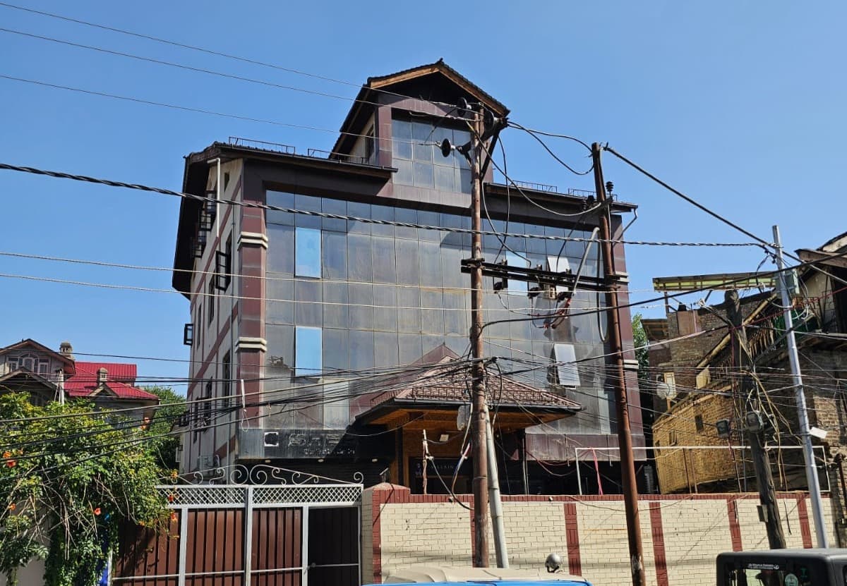 commercial building in Karan Nagar — Kashmiri Realtor